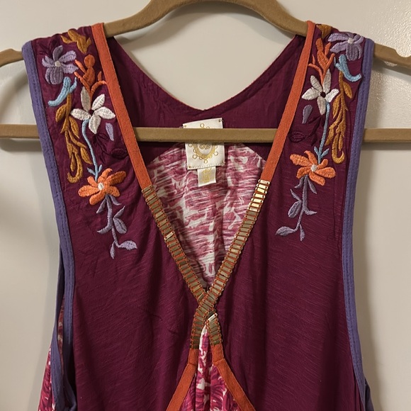 Beautiful embroidered dress - Picture 2 of 5